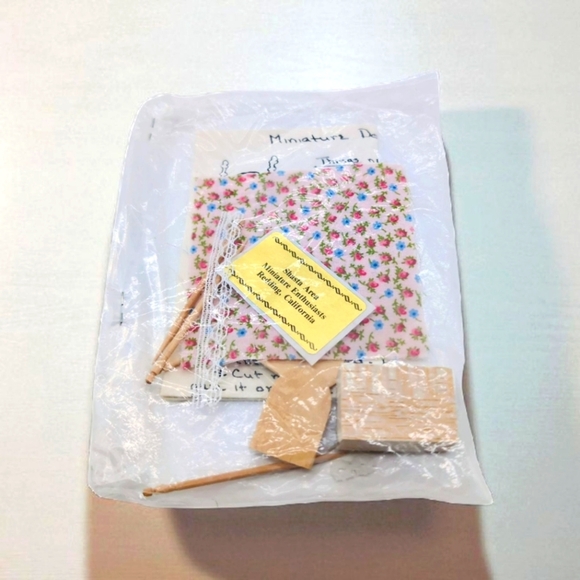 Unopened Dollhouse Bed Kit with Floral Fabric Shasta Area Miniature Enthusiasts - Picture 1 of 4